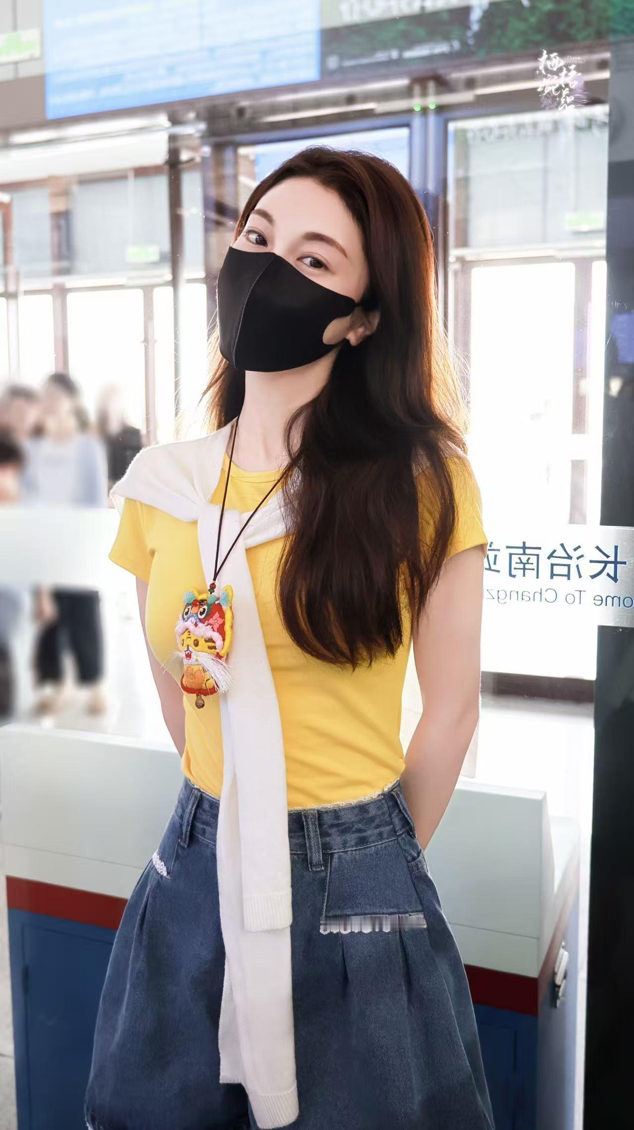 娱乐[超话]张小婉脖子上挂了虎头小婉和小老虎的可爱气质完美适配，这波好运buff