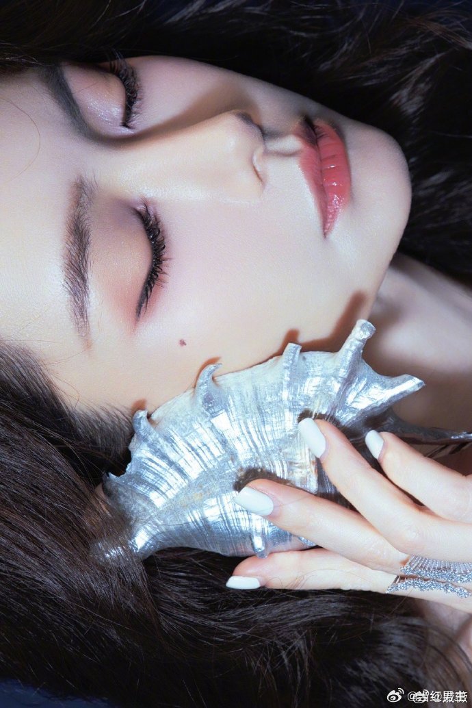 戚薇活的好通透从穿搭颜值到三观格局，戚薇一直自带闪光点！深谙外表赏心悦目，内在温