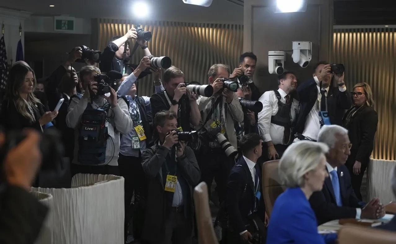 欧洲议会欧洲人民党党团领袖韦伯公开呼吁称:“我希望看到身着带有欧盟旗帜标识制服的