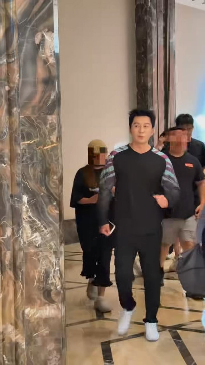 李晨来了也得吃红牌宋小宝也是没放过李晨 宋小宝化身铁面裁判真不讲情面，李晨违规直