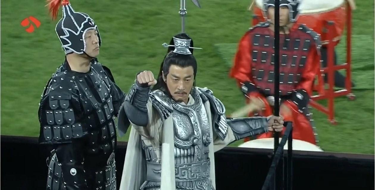 何润东出现在苏超，这波真是双赢，说起来何润东保养得不错啊，这个状态和十几年前没啥