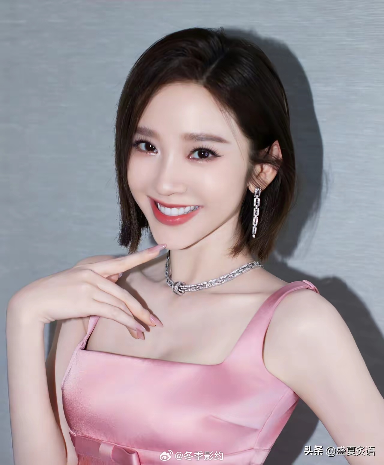 张若昀，深夜高调发文！4月3日深夜，一向低调的张若昀，突然在社交平台发文，仅12