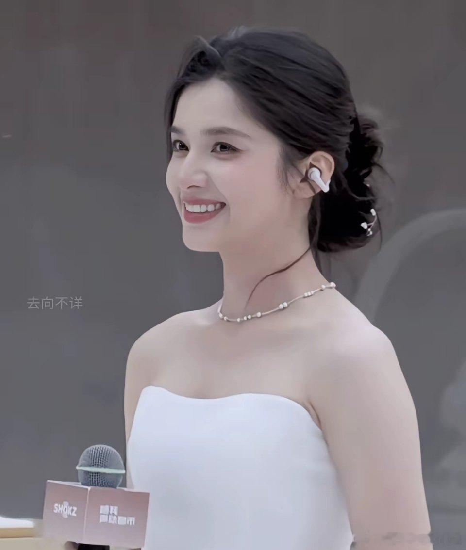 内娱难得没有瘦成皮包骨的两位小花，王楚然和张婧怡，两个人都被吐槽胳膊粗不够瘦，可