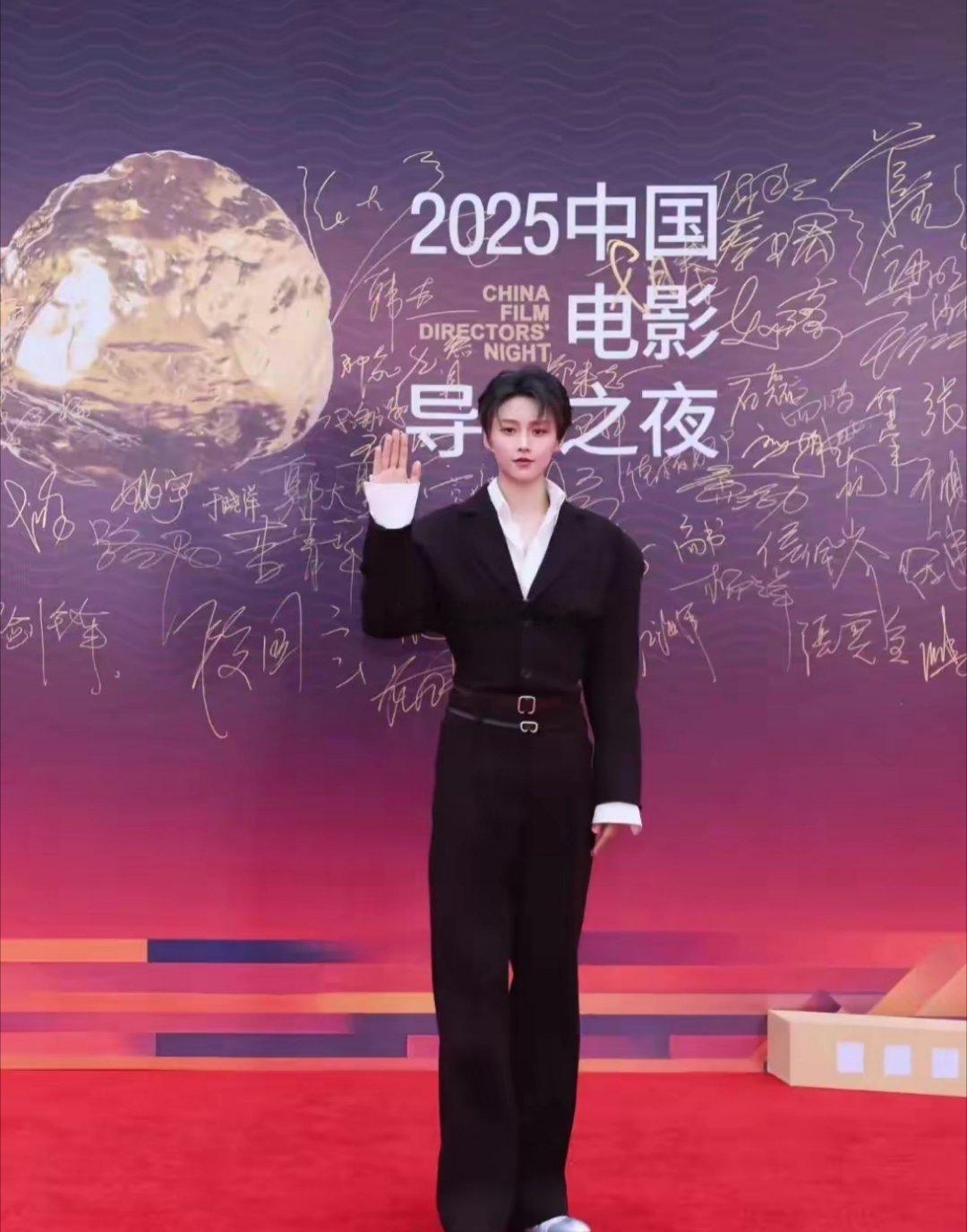在星光熠熠的中国电影导演之夜，刘雨昕飒爽登场身着黑色西装帅气与优雅并存，这酷飒风