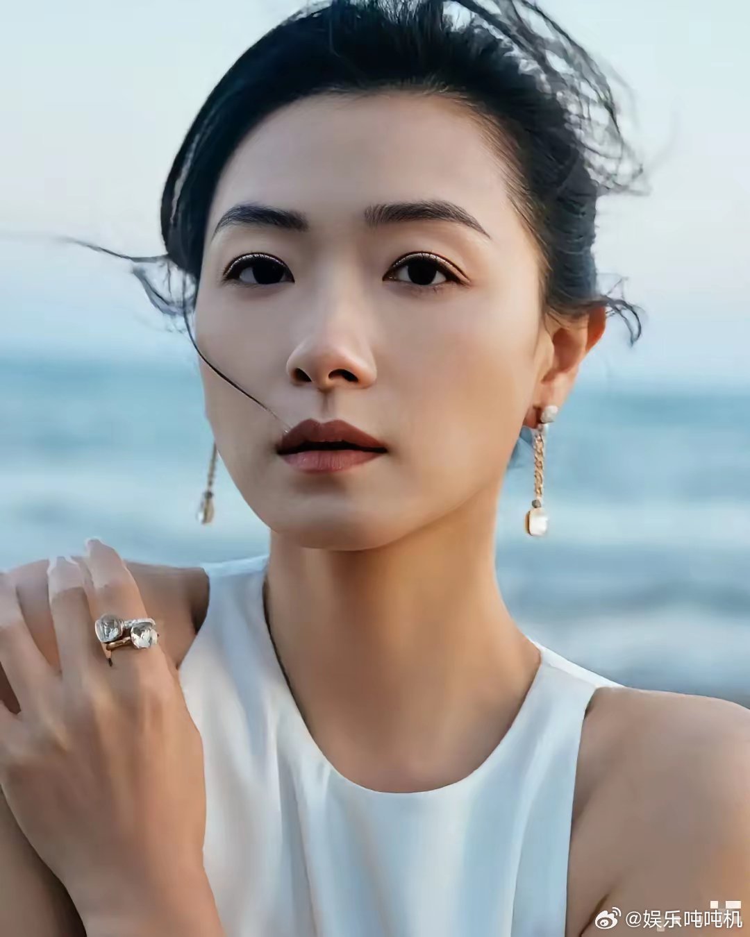 万茜太牛了！查了一下才知道，43岁的她还有这么多的身份和故事。从话剧舞台一步步熬