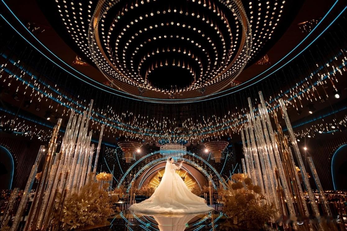 婚宴，终于有了新人自己的痕迹——开始简化了。
连着几场婚宴，终于不再有特邀的司仪