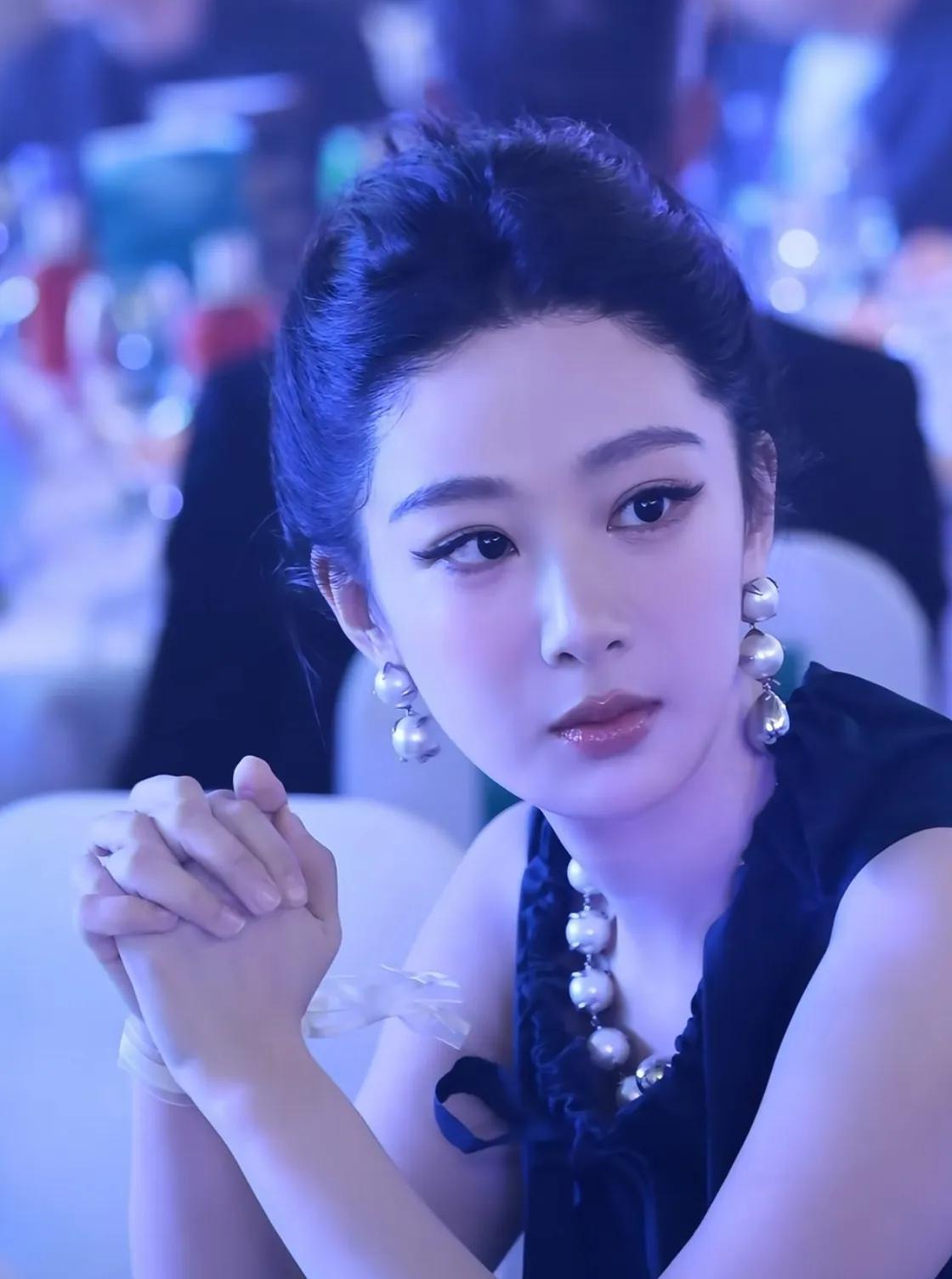 别人说杨紫长相普通我不羡慕，
别人说杨紫气质平平我也嫉妒不起来，
但我万万没想到