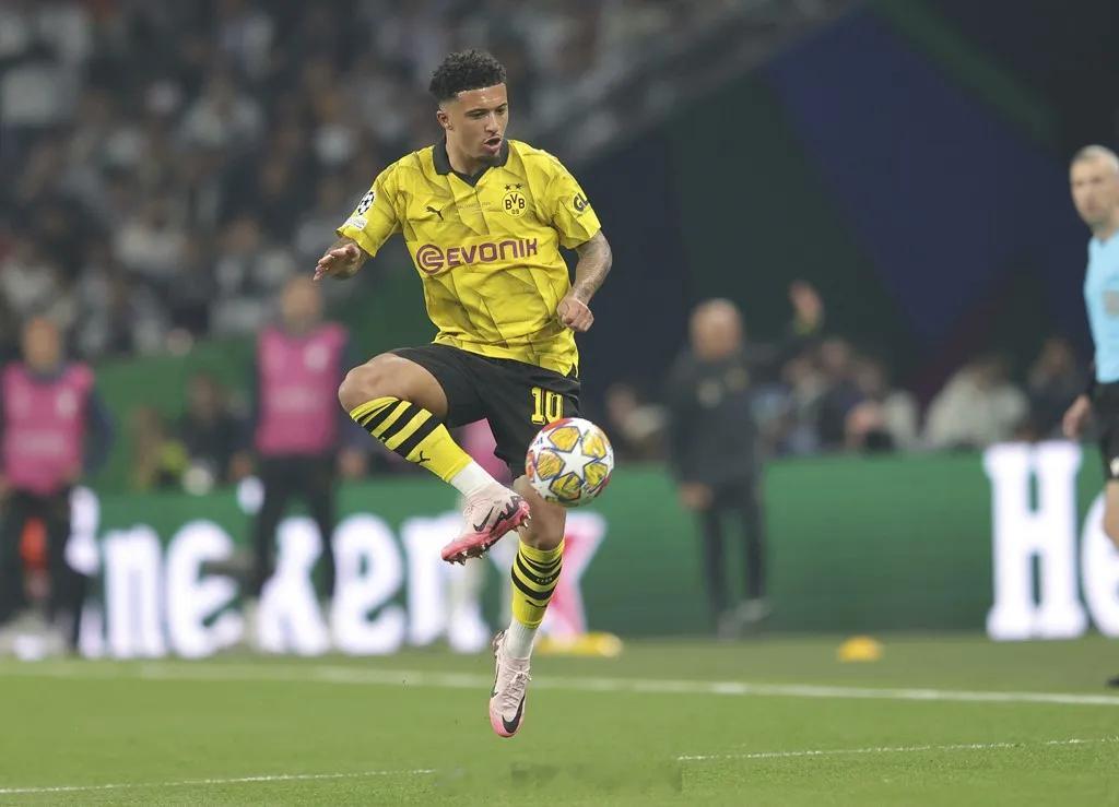 多特蒙德总经理里肯确认他们正考虑收购桑乔，这名边锋的合同将在今夏到期。在接受体育