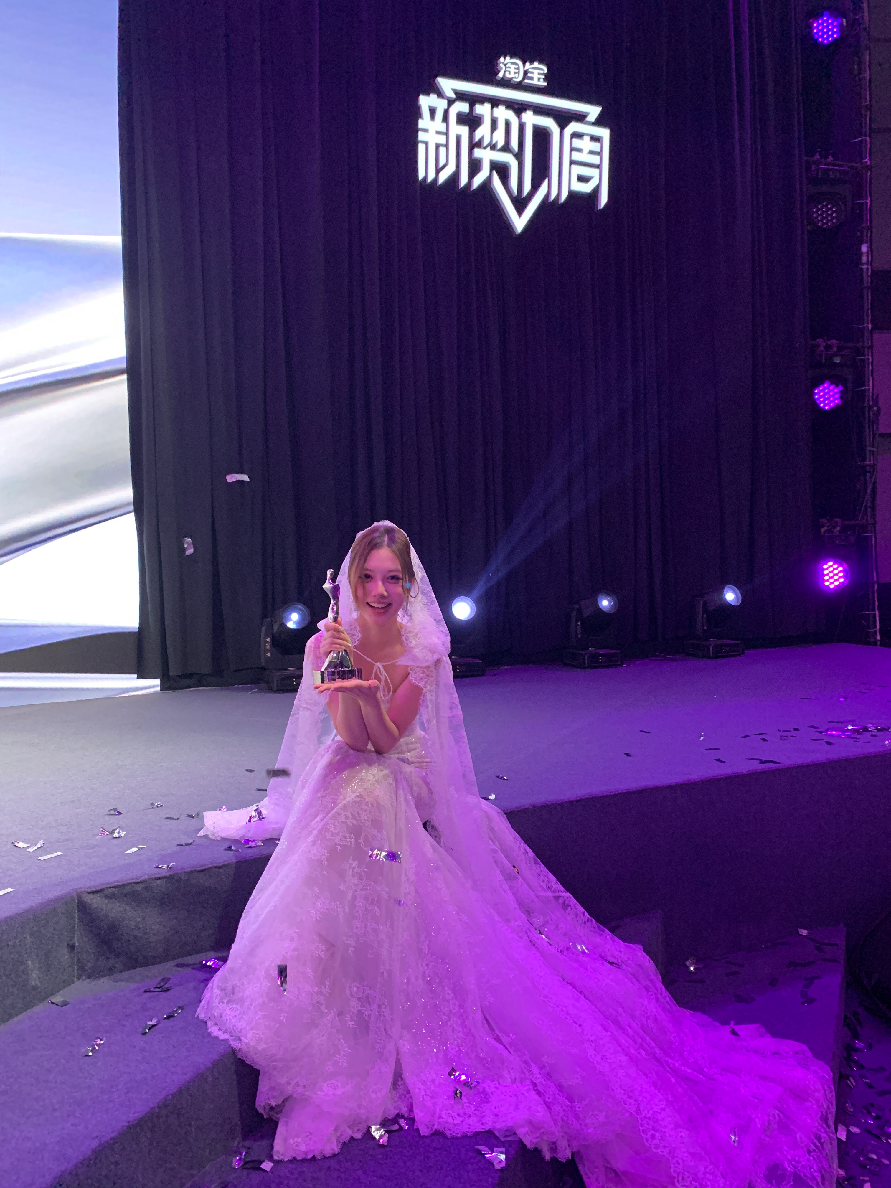 24年走到现在感恩大家感恩一切我背后默默付出的人儿🤎💜第二年领奖啦！我会继续