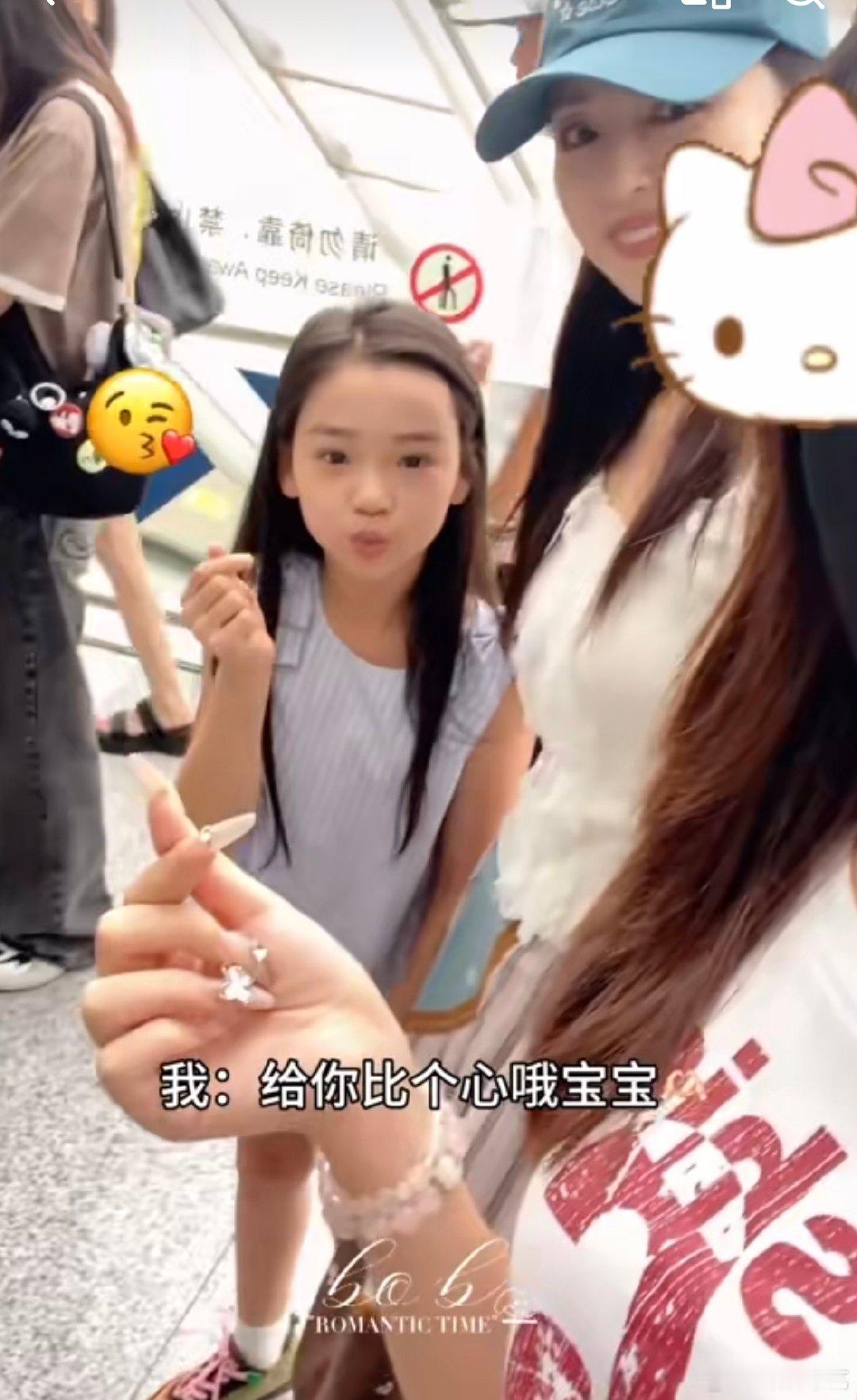 小酒窝夸粉丝漂亮小酒窝夸网友漂亮 机场暖心瞬间来啦！粉丝和小酒窝合影时说没化妆，