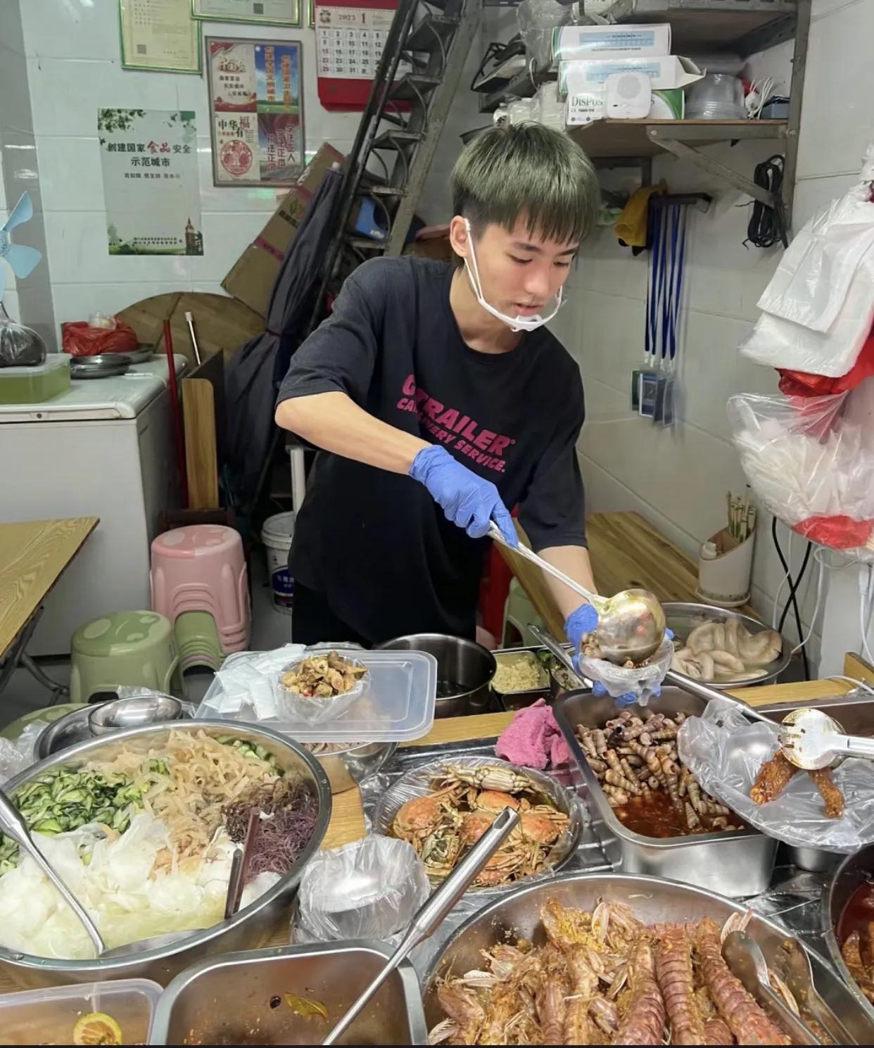 招工招到准女婿是一个什么感觉？
近日，一媒体报道，河南一馄饨店里老板因为生意火爆