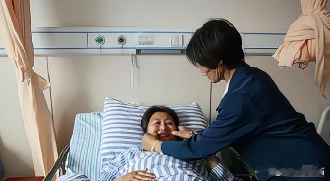 2004年，东北女孩因车祸不幸成为植物人，被薄情的父母抛弃后，一位默默奉献的女护