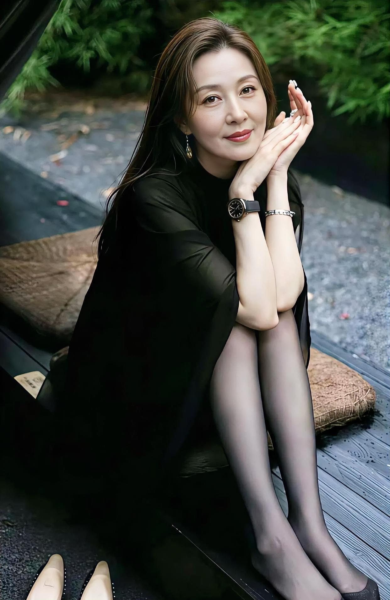 《幽径里的静美时光》

绿意轻垂，掩映着幽径的宁和，

她静坐，长裙如夜色温柔包