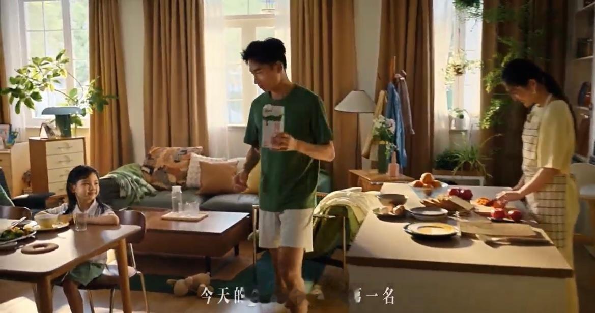 马拉松冠军的训练是给女儿买牛奶 吴向东最新分享的训练竟然是给女儿买牛奶，这一波操