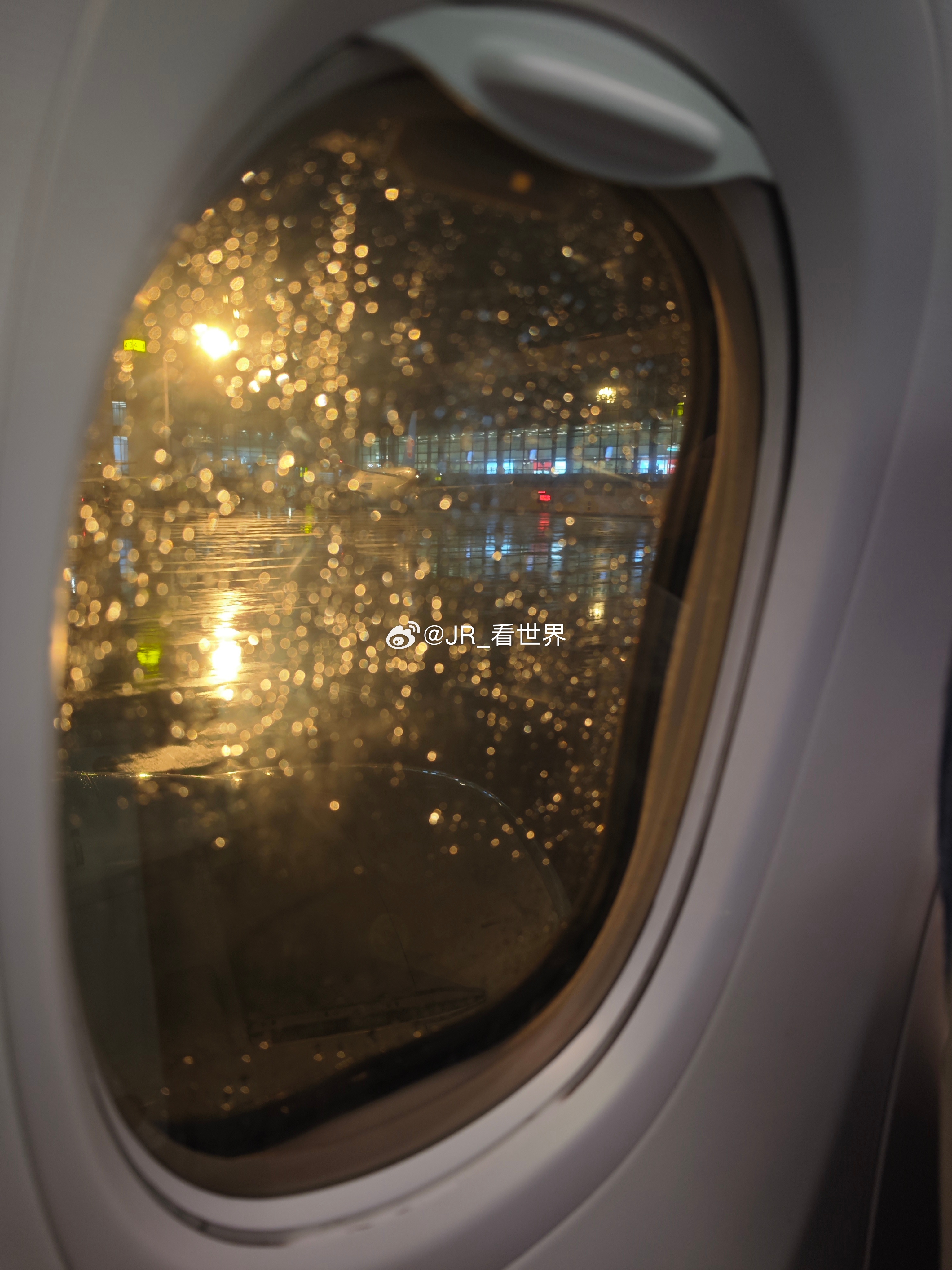 是白海豚又回来了么！？无锡暴雨，杭州也突降暴雨，在飞机上坐了3个小时，等雨停了才
