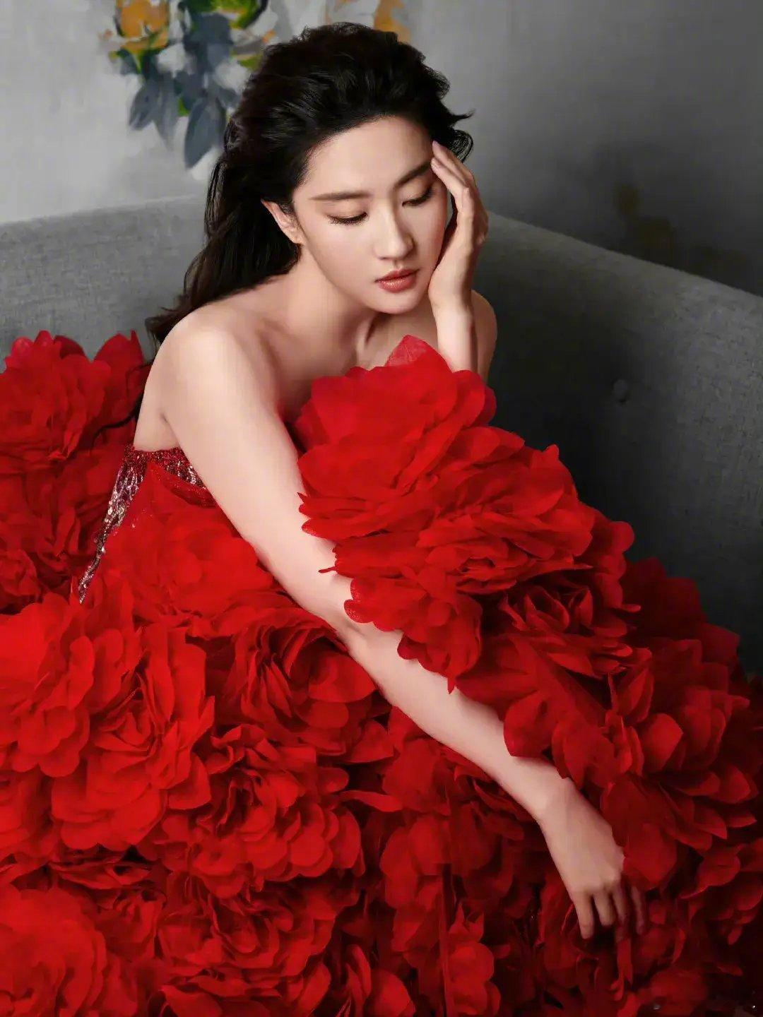 #刘亦菲烈焰玫瑰# 这个话题引人瞩目。刘亦菲宛如一朵热烈绽放的玫瑰，娇艳动人且魅