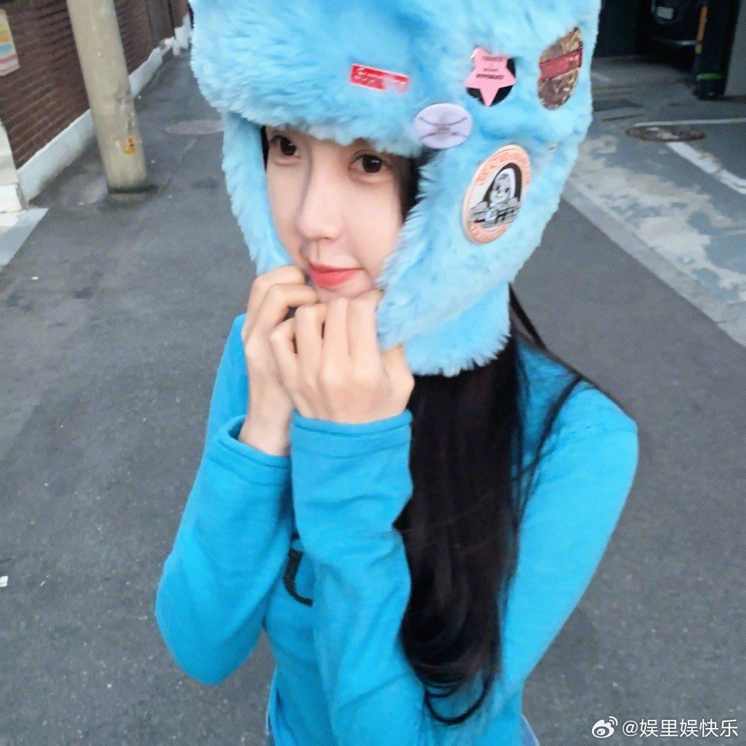 虞书欣和WAKUKU同款帽子🌸虞书欣同款紫帽太吸睛，毛绒绒的质感温柔又可爱，完