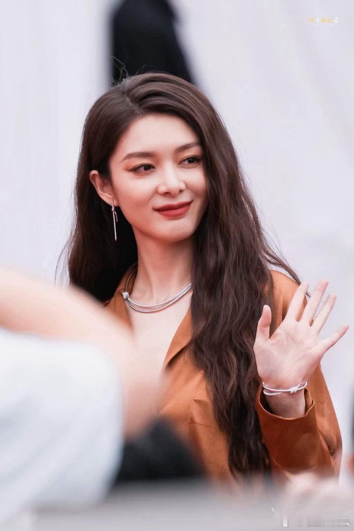 傅菁亮相湖光嘉年华红毯傅菁亮相湖光嘉年华红毯气场直接拉满！简约利落的造型适配电影
