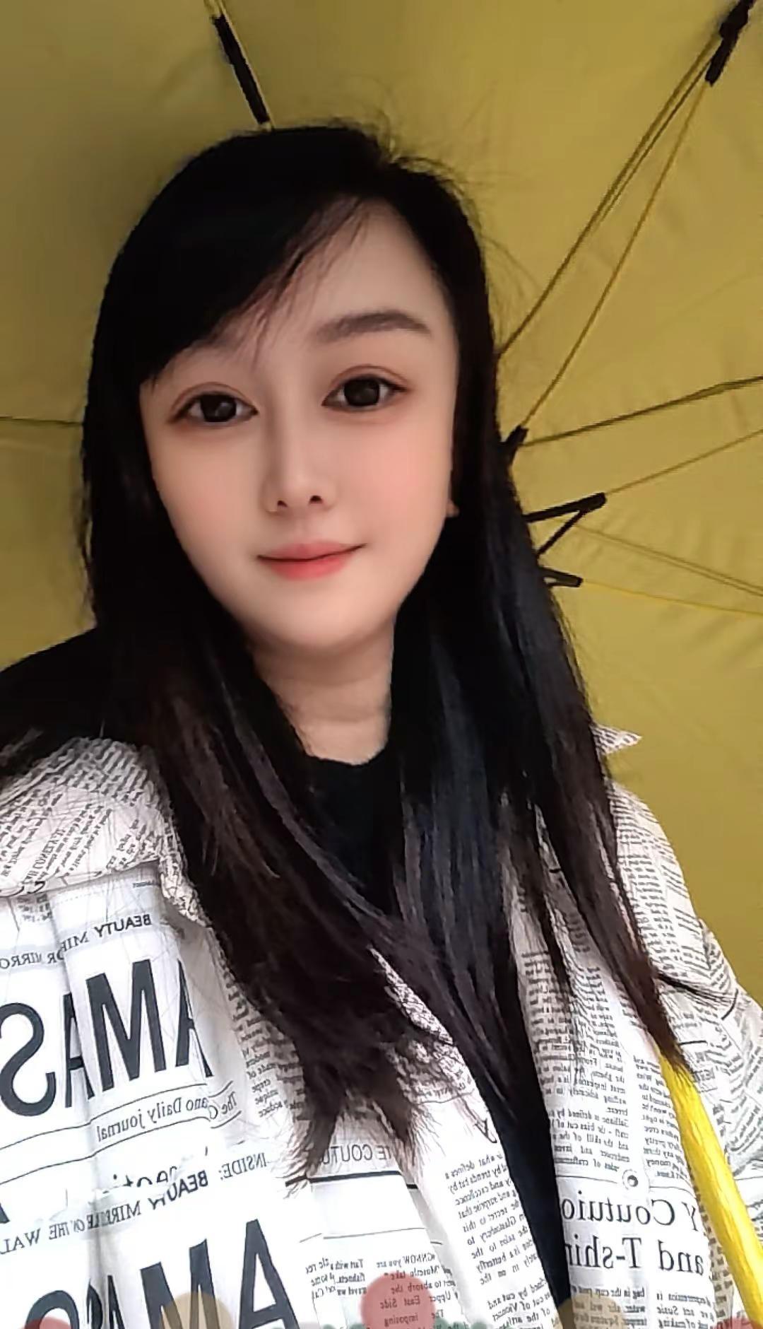 梅雨季节又到了，雨水连绵不断，让人感到沉闷、压抑。