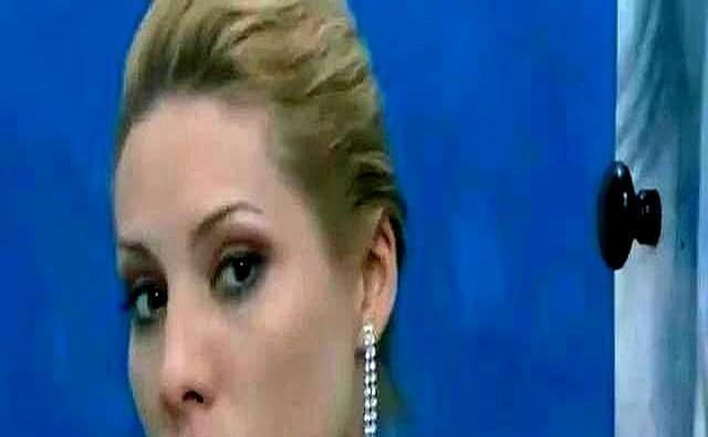 拍完那部让全欧洲男人失眠的电影，她转身就消失了。
 
前国家马戏团的杂技功底，身