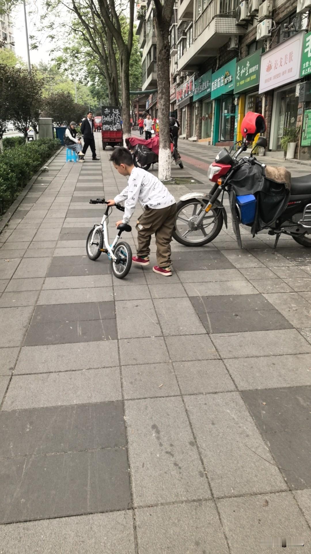 大人喜欢宅，连小孩子都喜欢宅了。叫孙孙出去玩儿他还不愿意。最后承诺奖励一个冰淇淋