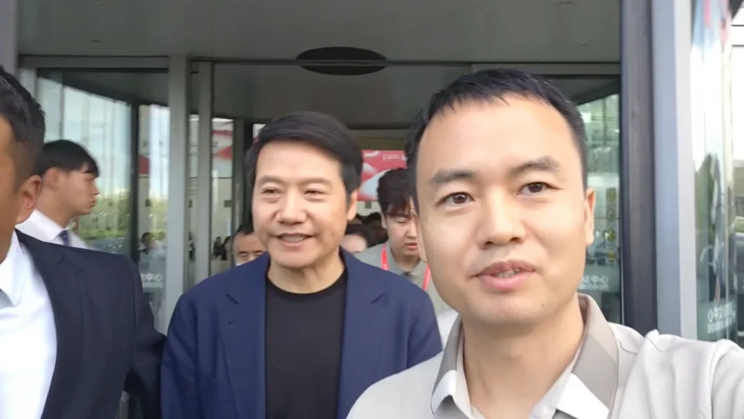 雷军也算同框了