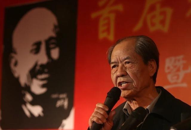 1977年，好友去陈忠实家做客，因为知道陈忠实穷，特意炒了两个菜带过去，两人正在