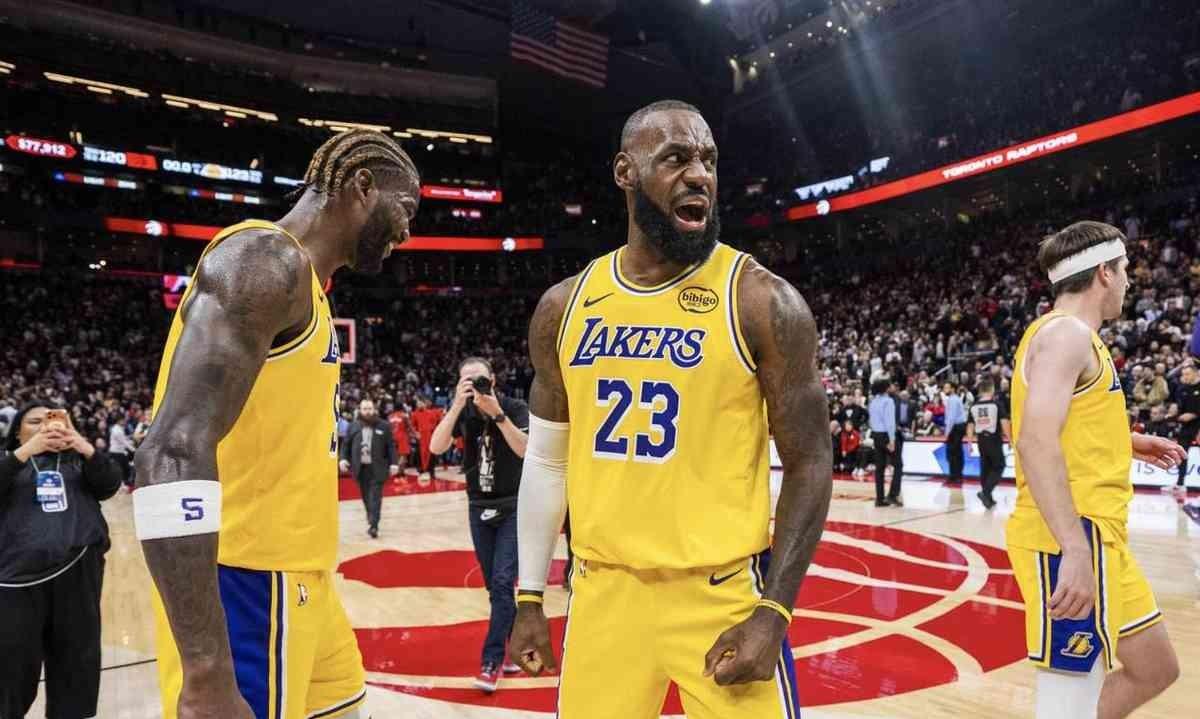 湖人要拆双核了。 
刚确认的消息，管理层手里的交易方案，核心就一条：用优质拼图，