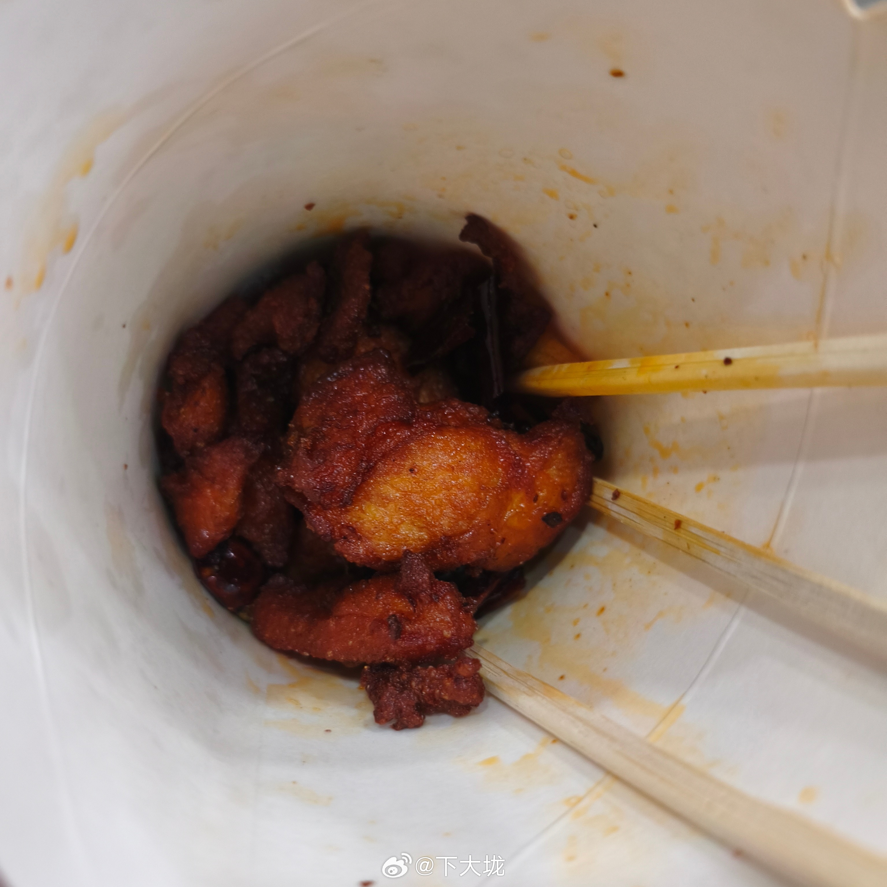 基友请客吃的干煸脆皮辣子鸡，味道特别麻辣，还不错吧，就是价格有点小贵……24块钱
