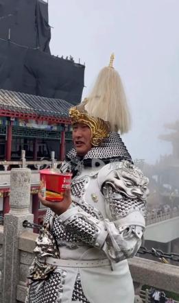 当流量明星站五分钟露个脸拿八十万的时候，57岁的大衣哥正穿着二十斤重的铁铠甲在南