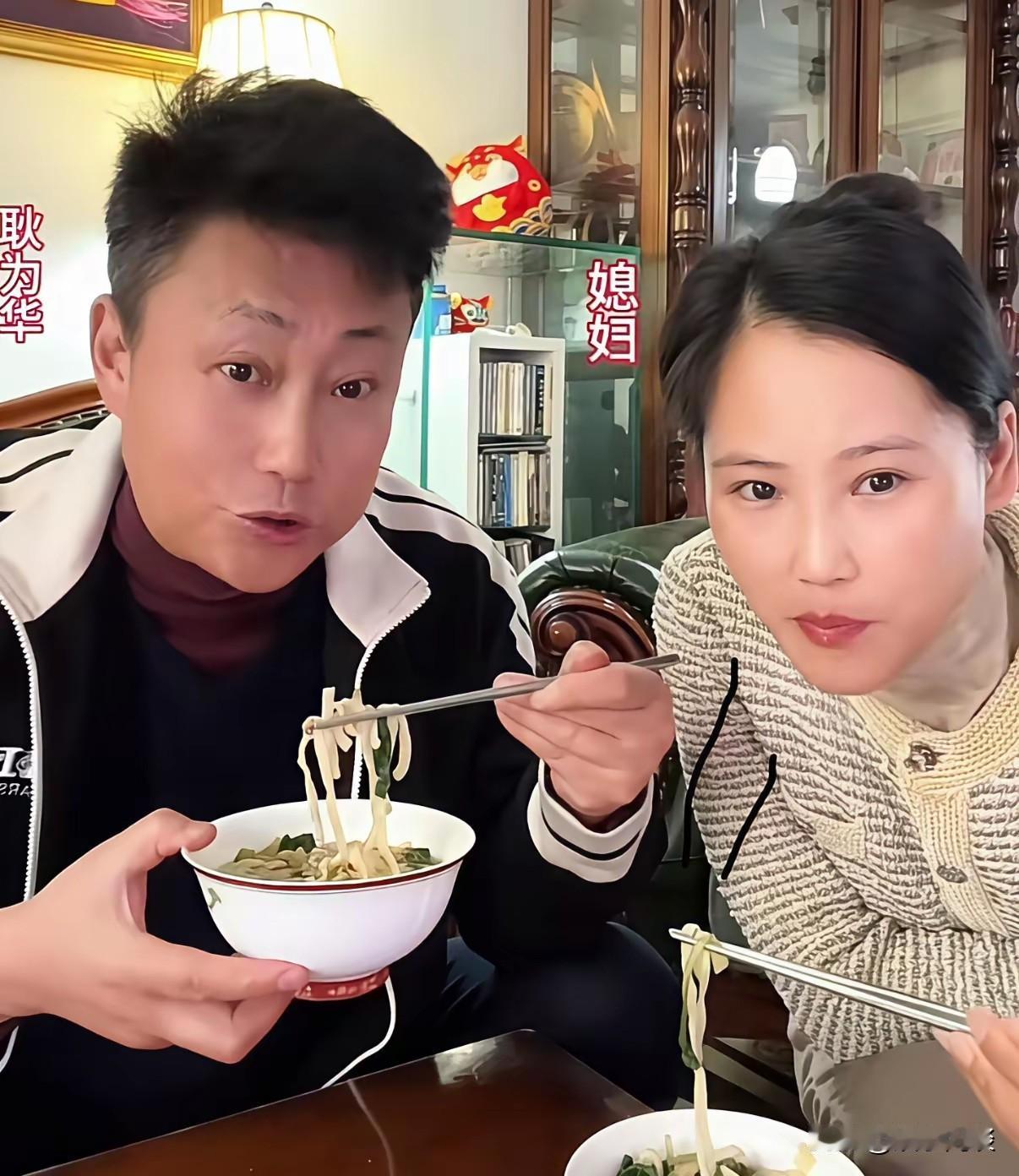 看看耿为华和妻子吃饭的画面，简简单单一碗手擀面条，青菜还是自家地里种的。没有奢华