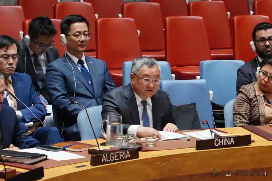 剑拔弩张！伊朗对美军舰开火警告，特朗普放毁灭狠话，中方亮明态度
 
中东局势彻底