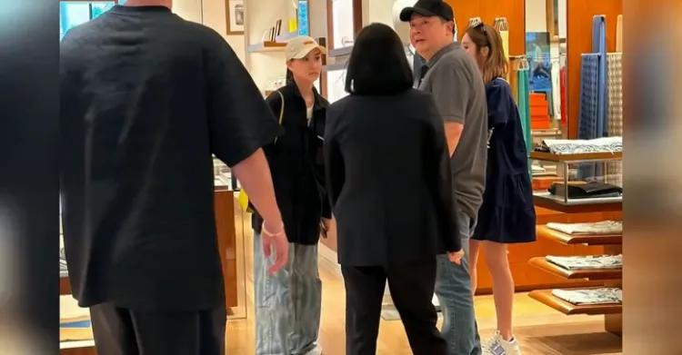 窦骁离开了剧组回家，和何超莲一起参加了家族活动。两人打扮得非常休闲，男方穿着运动