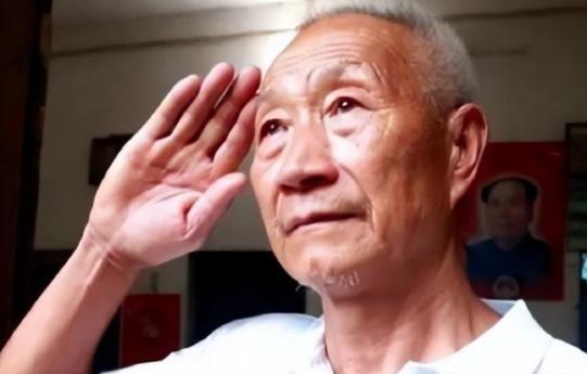 1979年 ，一位老人为了证明自己是老红军，不顾危险在北京拦下一辆军官的车，眼看
