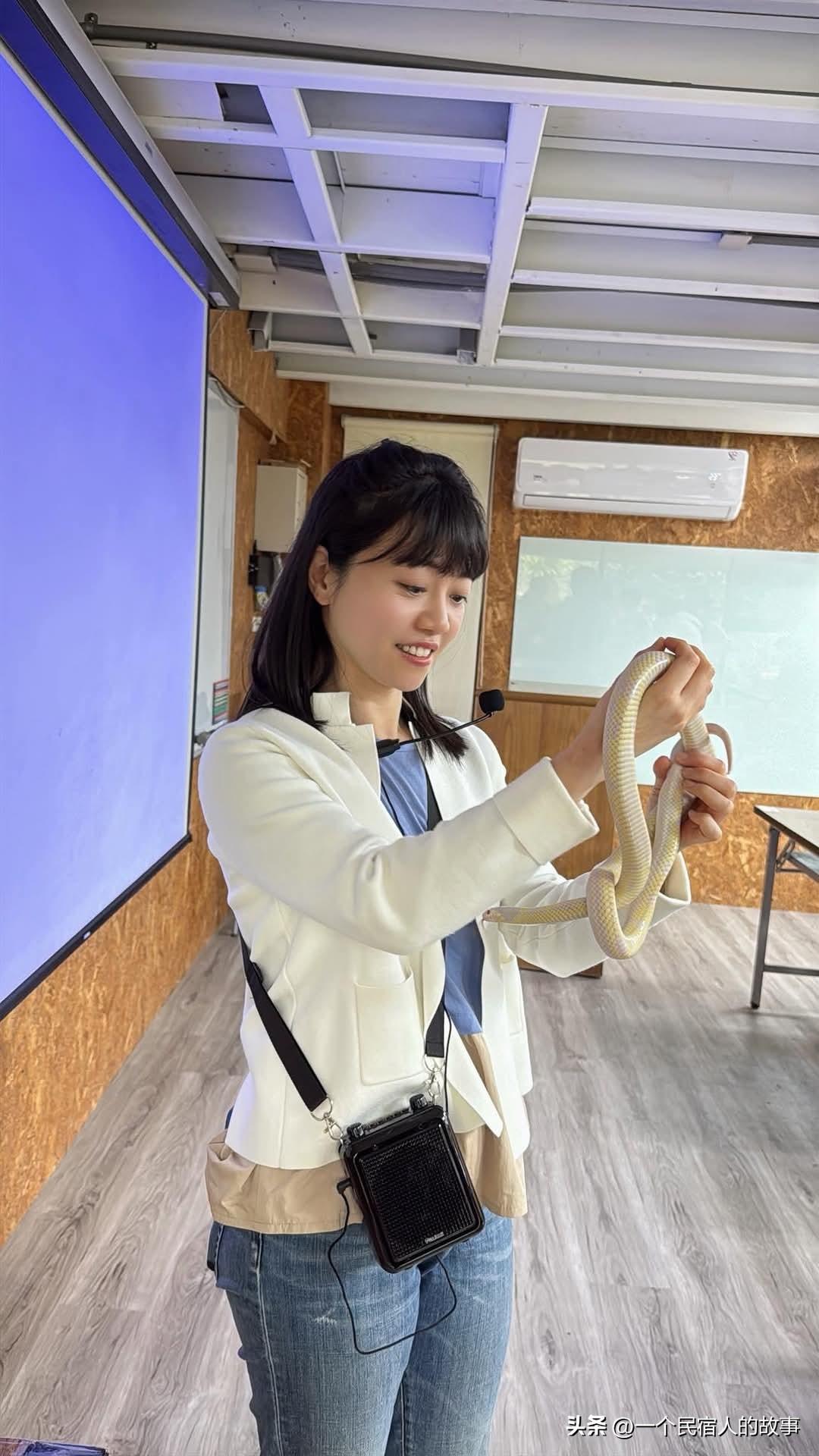 高嘉瑜为选举挺拼的，玩博流量。
民进党前台北市“立委”高嘉瑜挺可怜的，当初那么拼