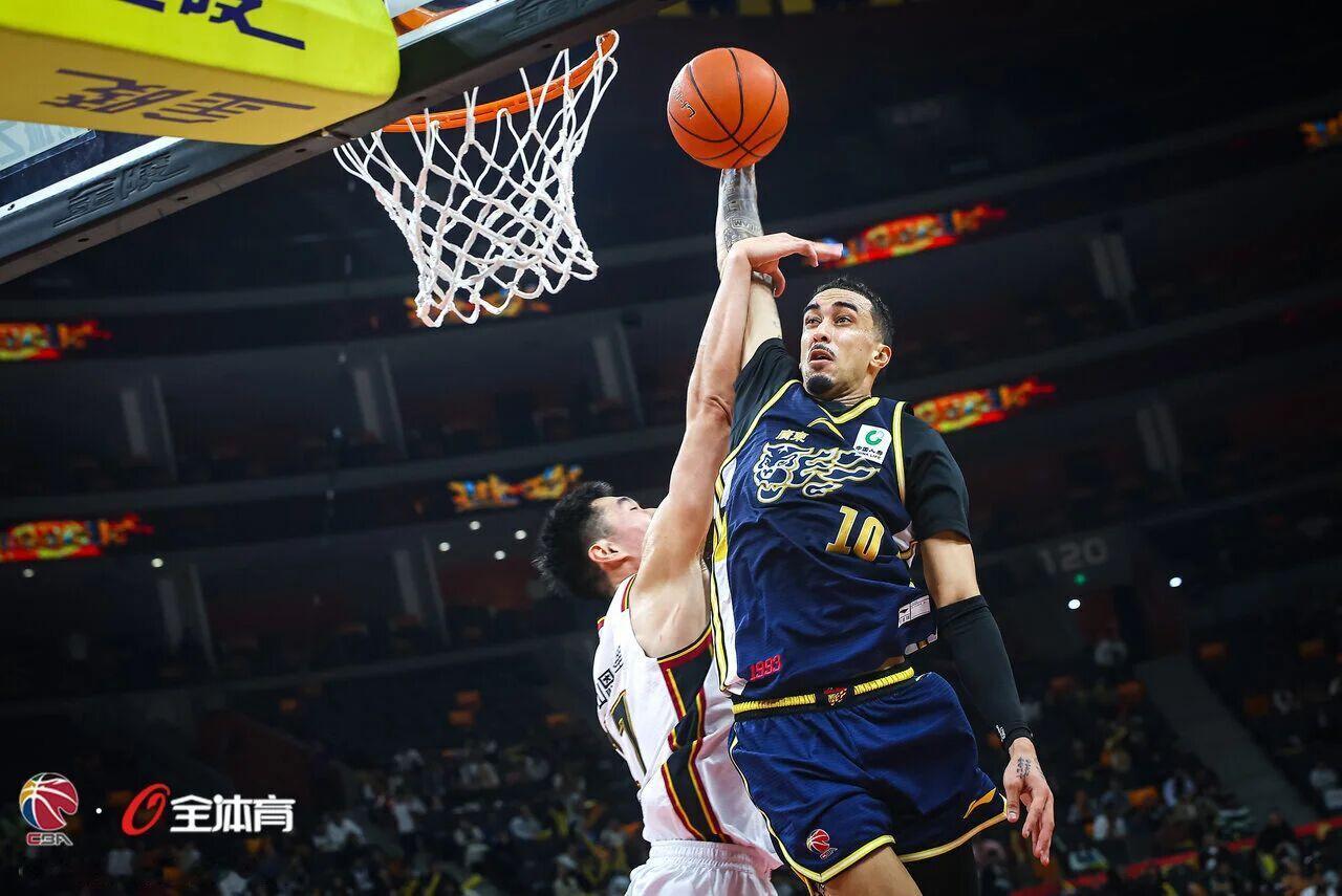 奎因本赛季两次对上吉林，都打出了不错的数据👇1.21客场：42分7篮板8助攻4