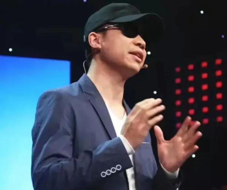 上官正义举报多家医院贩卖出生证，捅了这么大窟窿，曾有记者问他，打拐多年是为了什么