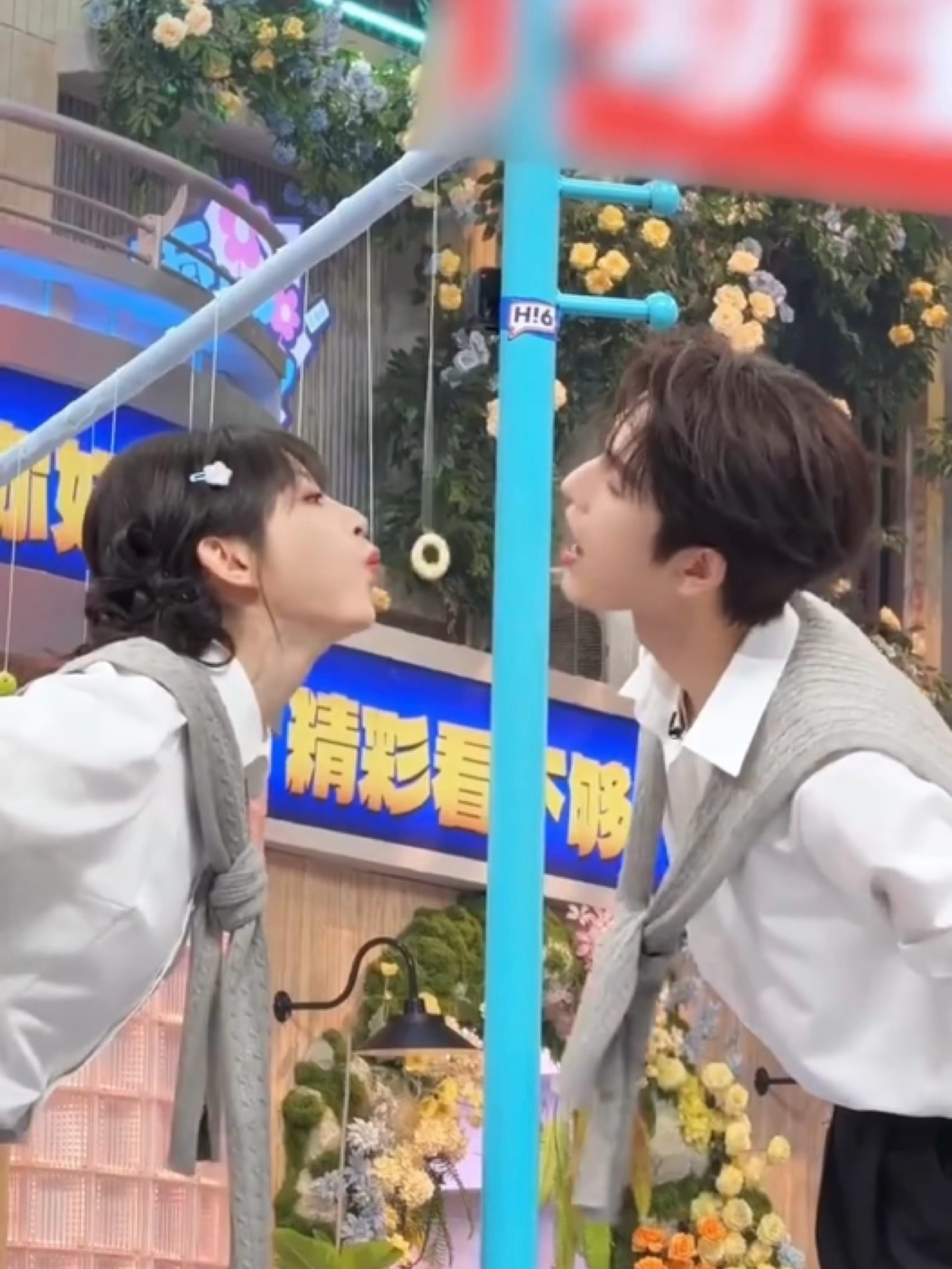 张凌赫手戳田曦薇梨涡张凌赫指尖轻触梨涡的瞬间，就连心动也有了形状，戏里谢征樊长玉