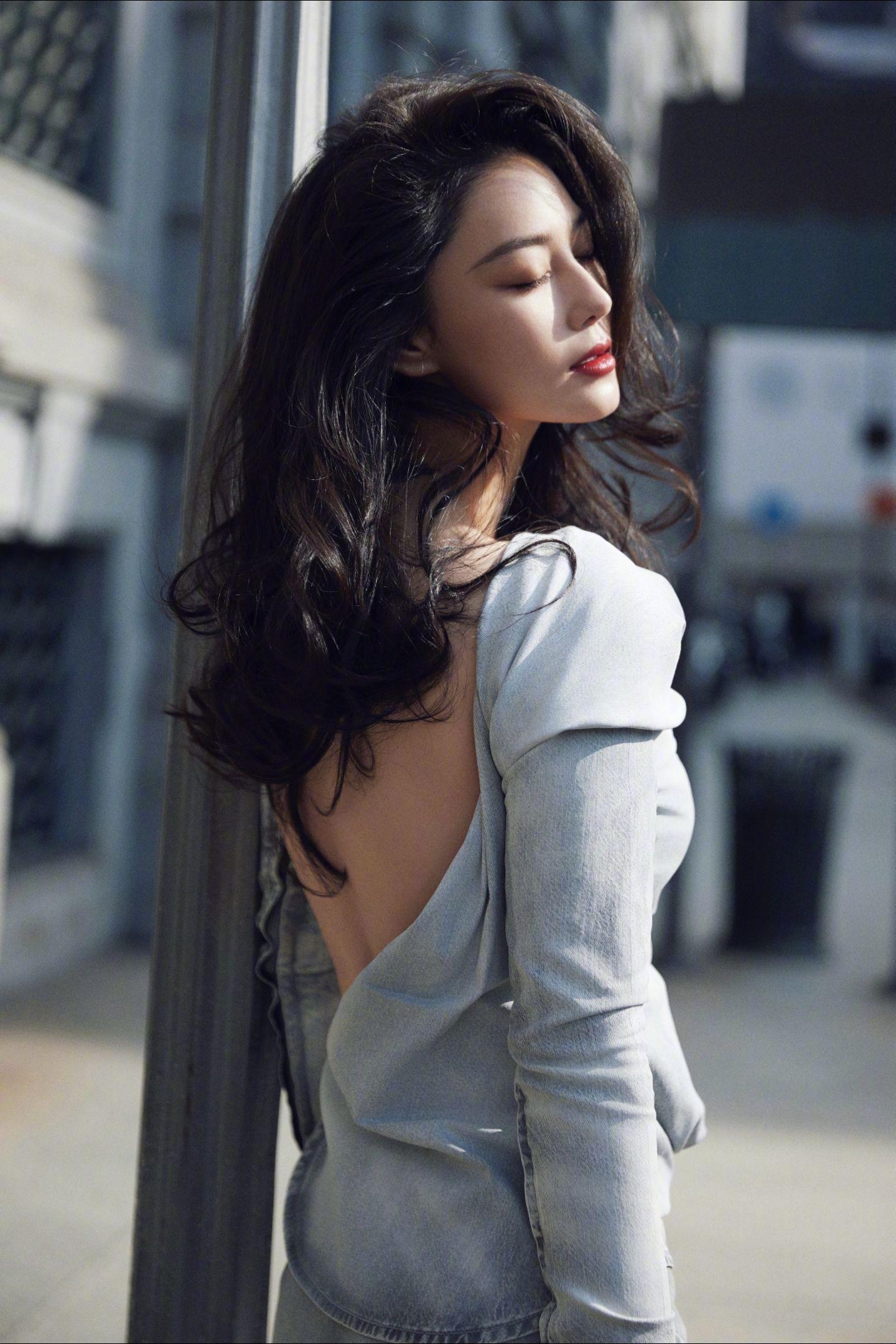 张馨予｜米兰时装周之行2。不是美而不自知，而是有颜任性
