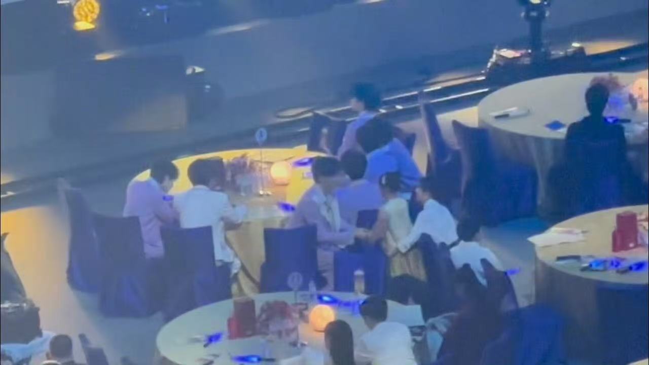 小酒窝和宋亚轩握手 ​​​萌物集合！！！小酒窝和宋亚轩握手太可爱啦！ ​​​