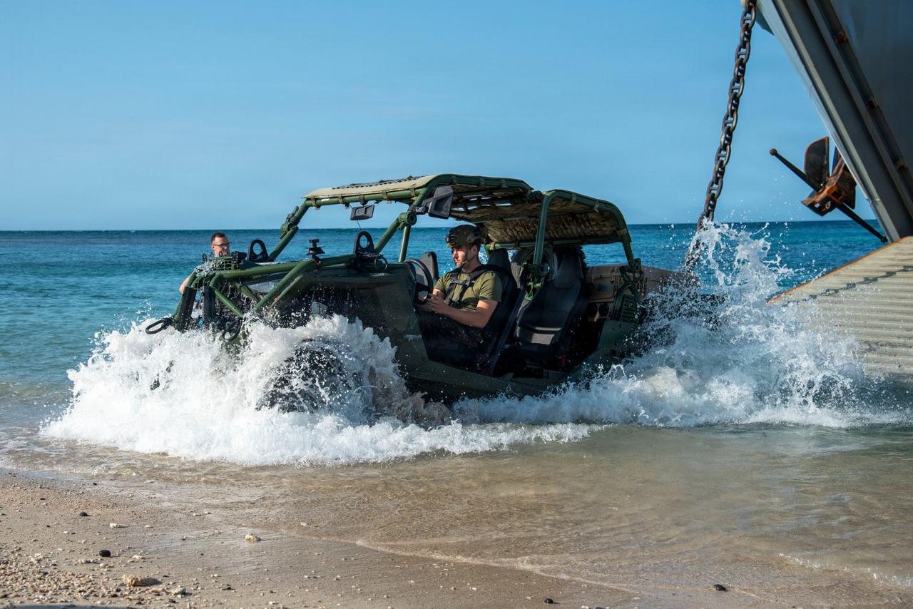 还开个破敞篷，来辆仰望U8不香吗[做鬼脸]？

图为美军在近日的“肩并肩”军演中