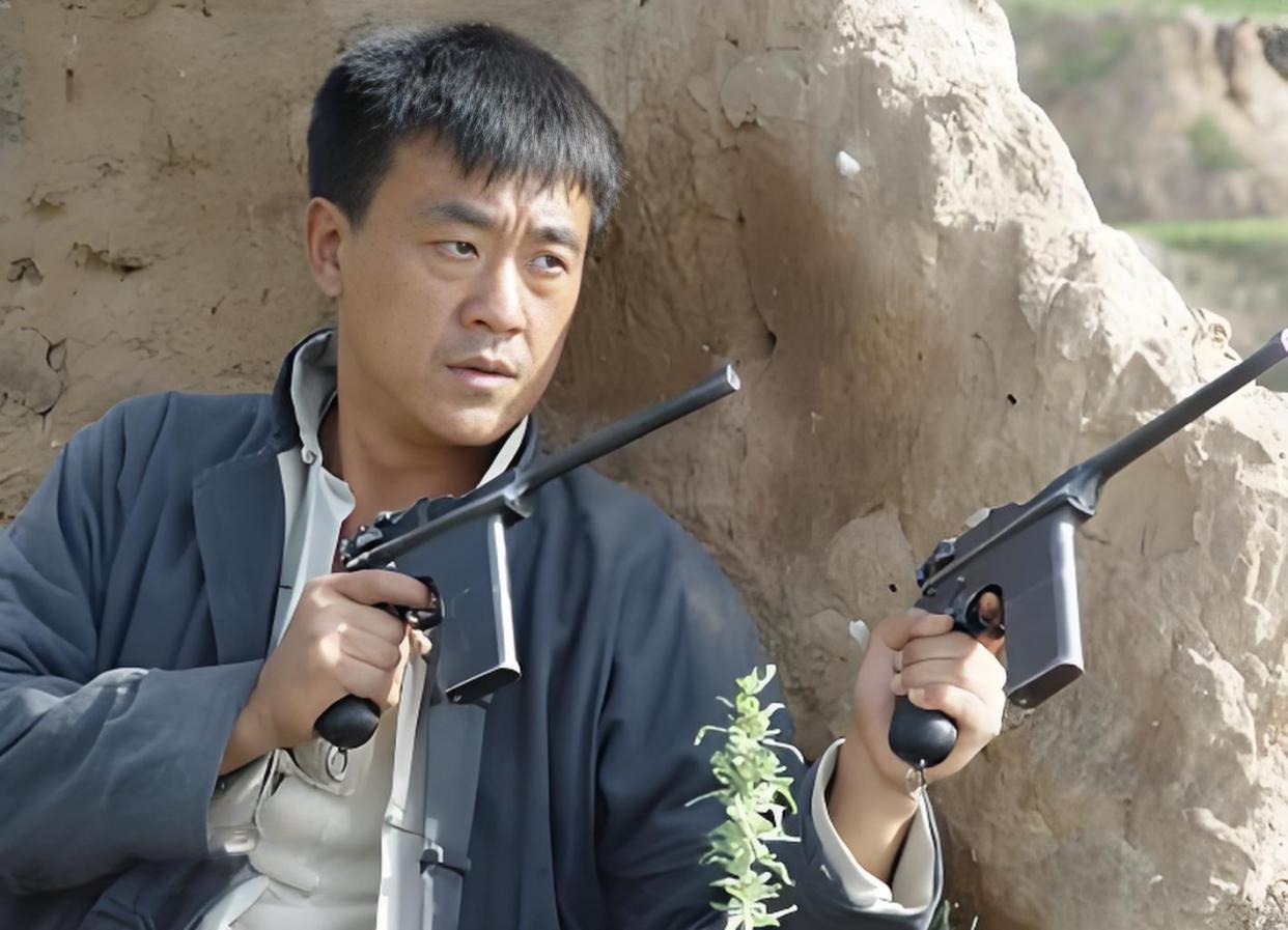 何冰在电视剧《敌后武工队》（2005年）中饰演魏强

在这部电视剧里，何冰一改大