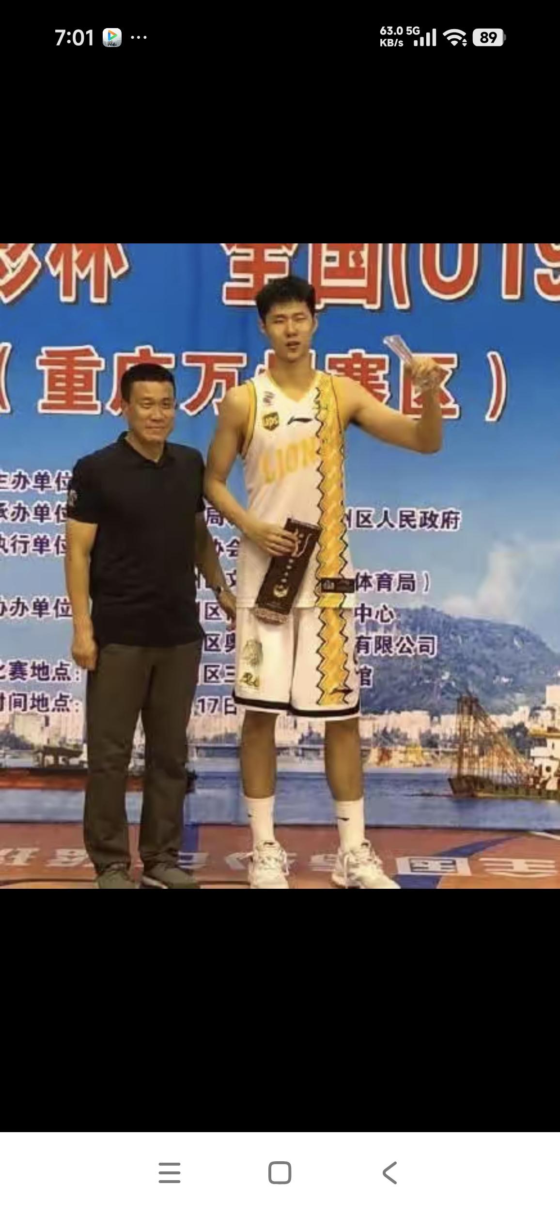解密！赵嘉义一场没打为何受伤🏀
 
很多球迷疑惑：赵嘉义一场没打是怎么受伤的？