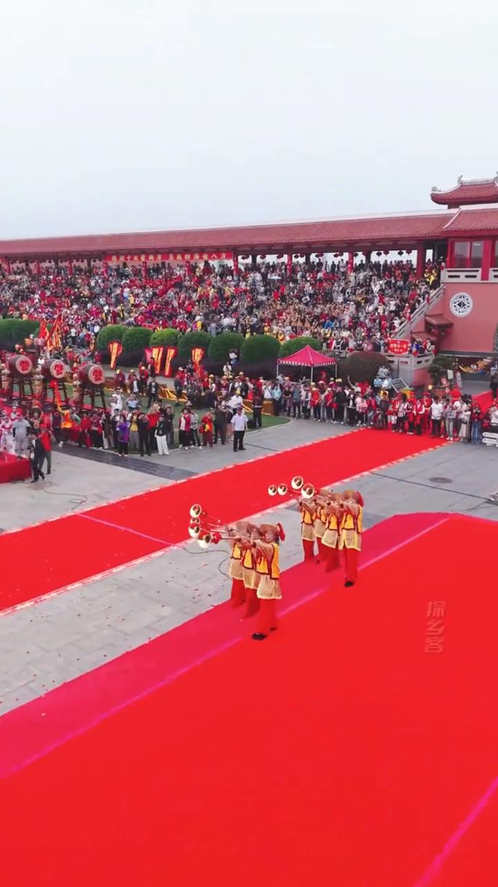 宫女千恶缭绕，妈祖雷布迎宾，恭迎天下妈国伟。