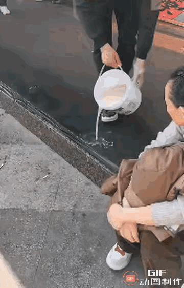 “格局打开！”2名游客逛街逛累了，便坐在一家柿饼店门前的台阶上休息，不料，店老板