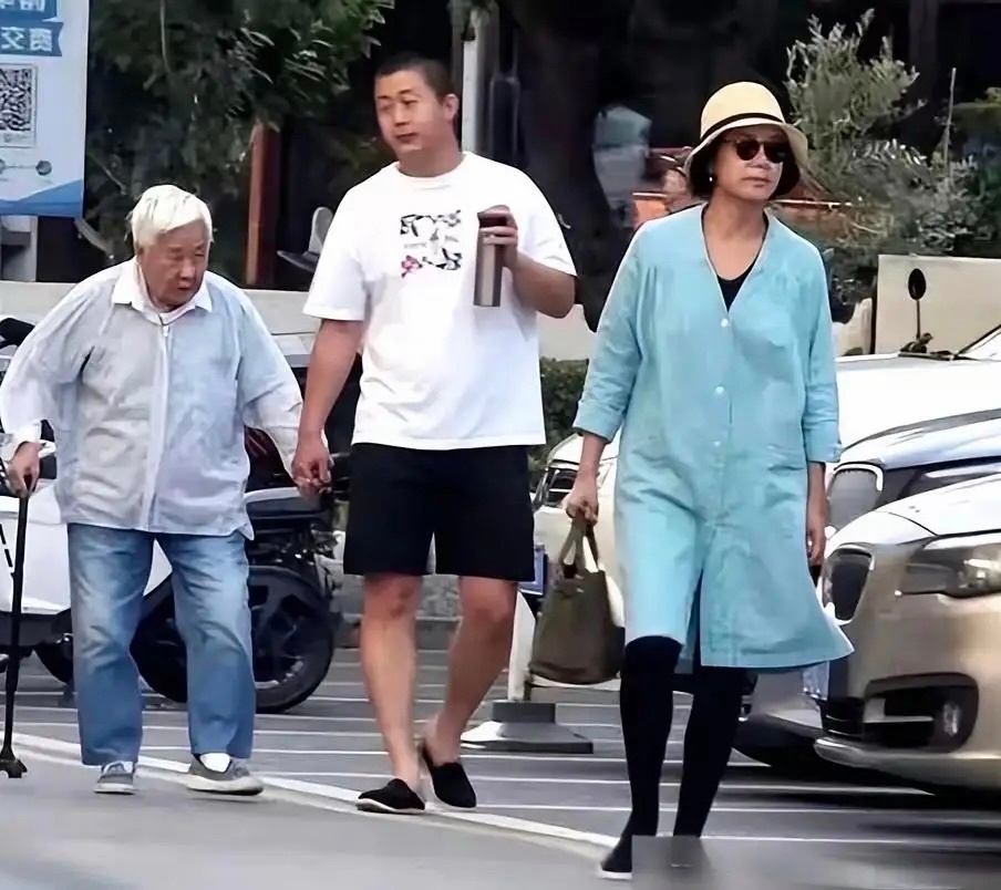 蒋雯丽带25岁儿子陪母亲散步，这几年她陪儿子顾和和，在英国伦敦读书，难得祖孙三代