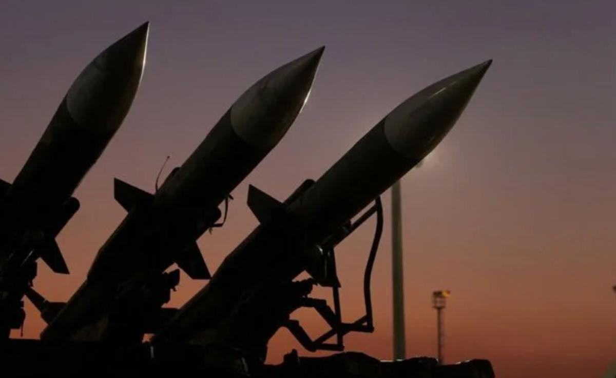 【伊朗导弹竟然可以打4000公里】

美媒突然披露：伊朗曾发射2枚弹道导弹试图攻