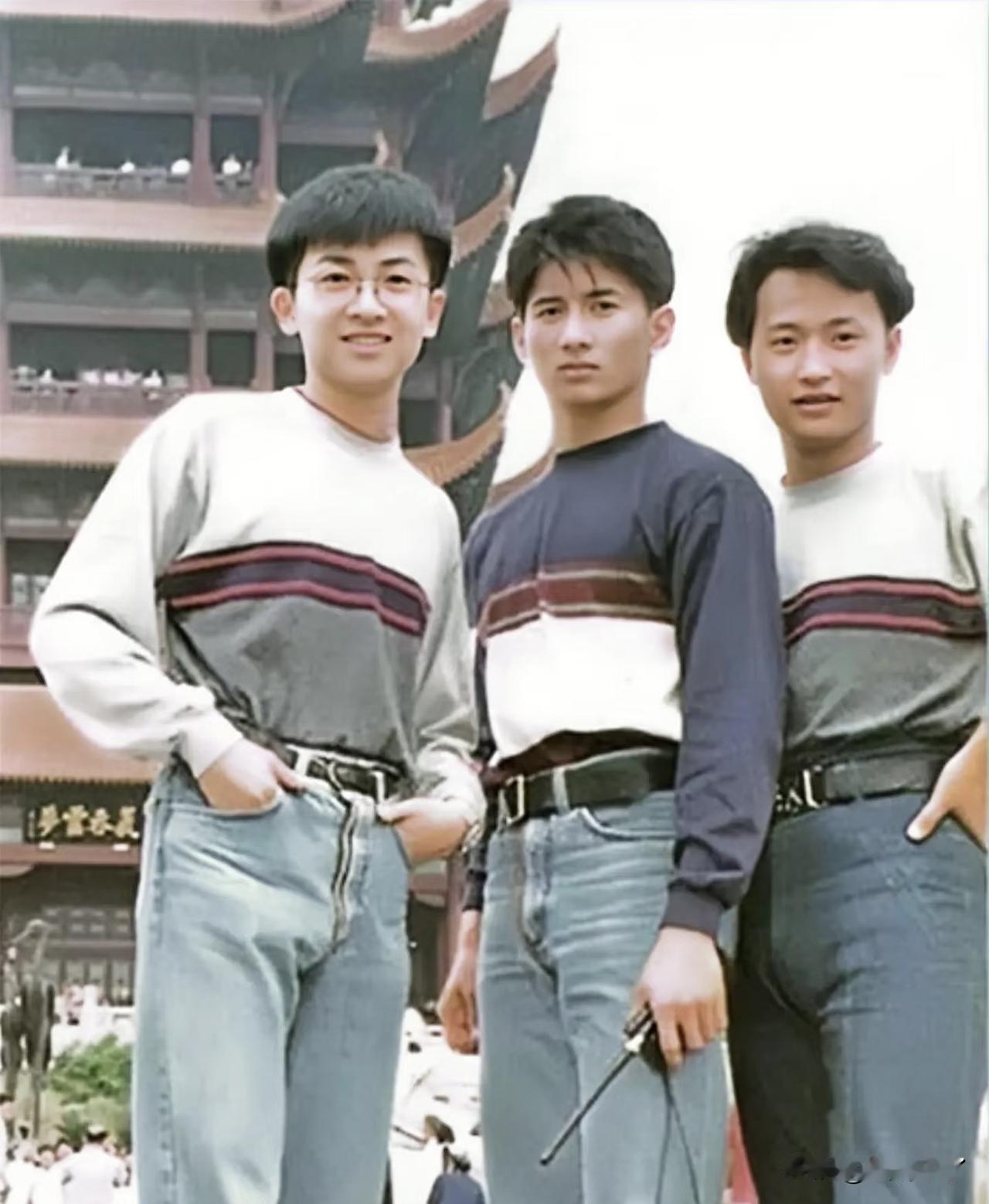 1991年武汉黄鹤楼前，小虎队留下这张珍贵合影。同款撞色上衣、复古牛仔裤，少年意
