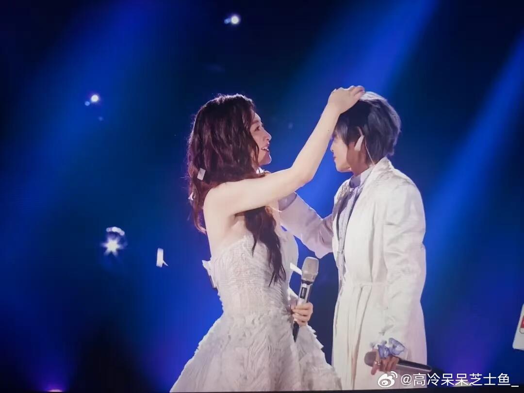 王濛回复李小冉这俩人完全是互补性格吧！一个热情如火的世界冠军，一个温婉知性的演员