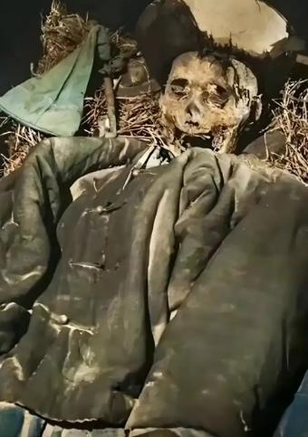 2015年，新疆喀什，一个牧民在寻找离群的小羊时，却意外在一处僻静的山洞里发现一